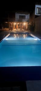 una grande piscina notturna con luci di Sand Castle Ocean Suites a Zorritos