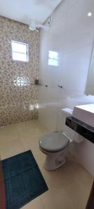 a bathroom with a toilet and a sink and a tub at Loft 3 Novo 5 min aeroporto Marabá in Marabá