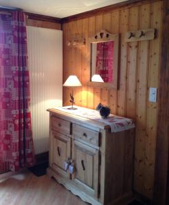 a bathroom with a sink and a lamp in a room at Les Bouquetins in Stosswihr