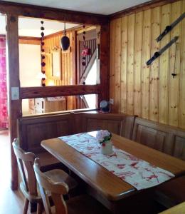 a dining room with a wooden table and chairs at Les Bouquetins in Stosswihr