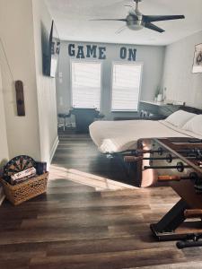 een slaapkamer met een bed en een bordspel bij Location! Game-room huge backyard and close to everything! in Savannah