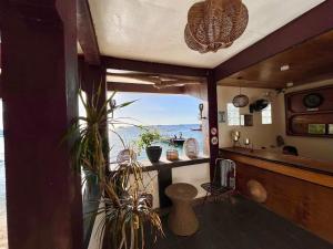Η κουζίνα ή μικρή κουζίνα στο Seaside Hostel Malapascua