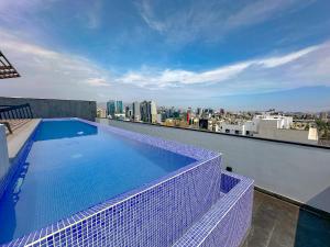 una piscina en la azotea de un edificio en Apartamento exclusivo a 70 metros de san Isidro, en Lima