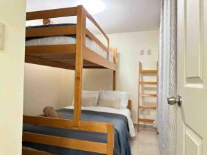1 Schlafzimmer mit 2 Etagenbetten und einer Leiter in der Unterkunft Apartamento cerca autódromo in Mexiko-Stadt