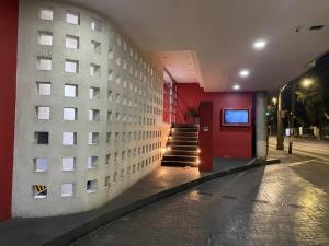 un edificio con una pared con ventanas y una escalera en Apartamento cerca autódromo, en Ciudad de México