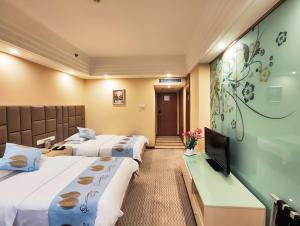 Chongqing Milky Way Hotel في تشونغتشينغ: غرفة فندقية بسريرين وتلفزيون بشاشة مسطحة