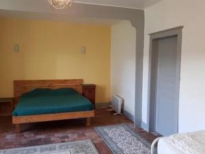 una camera con un letto e una camera con una porta di Gîte cosy et indépendant avec terrasse, jardin clos, internet 4G, tout compris - Bengy-sur-Craon - FR-1-586-34 a Bengy-sur-Craon
