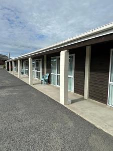 a building with a row of windows on the side at Helensborough Motor Inn in Balclutha