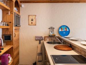 A kitchen or kitchenette at Studio Val Thorens, 1 pièce, 4 personnes - FR-1-637-76