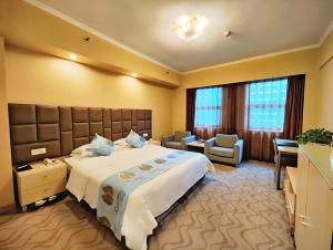 Postel nebo postele na pokoji v ubytování Chongqing Milky Way Hotel