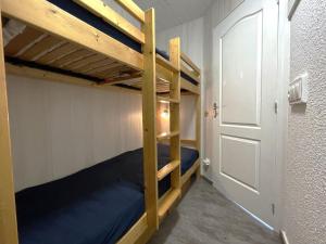 a bunk bed room with two bunk beds and a door at Studio Les Menuires, 1 pièce, 3 personnes - FR-1-452-386 in Les Menuires