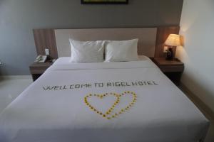 Giường trong phòng chung tại Rigel Hotel