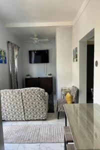 uma sala de estar com um sofá e uma mesa em Cozyhideaway em Providenciales