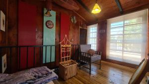 a bedroom with red walls and a bed in a room at Cabañas Abigail Ancoa Linares in Linares