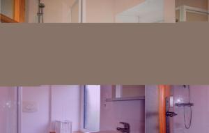 y baño con lavabo y espejo. en Amazing Home In Quemper Guzennec With Kitchen, en Quemper-Guézennec