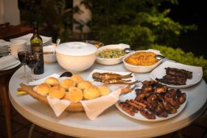 una tavola con piatti di cibo su un tavolo di Kudaoya Bungalow a Rattota