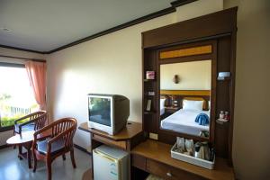 Habitación de hotel con cama y TV en KaiBaeBeach GrandView en Trat