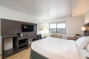 TV a/nebo společenská místnost v ubytování Baymont INN & Suites by Wyndham