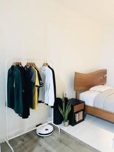 ein Schlafzimmer mit einem Kleiderständer und einem Bett in der Unterkunft Lekki Minimalist Studio in Lagos