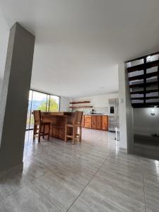 a kitchen and dining room with a table and chairs at Habitación con Baño Privado en Casa Campestre in Sabaneta