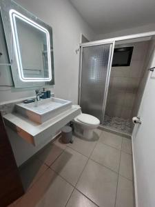 uma casa de banho com um lavatório, um WC e um chuveiro em E&S Estancia vacacional em Mazatlán