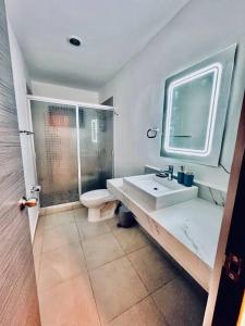 uma casa de banho com um lavatório e um WC em E&S Estancia vacacional em Mazatlán
