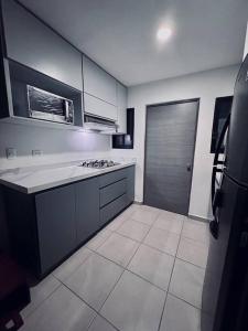 uma cozinha com um lavatório e uma porta em E&S Estancia vacacional em Mazatlán