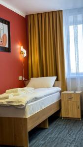 - une chambre avec un lit et une fenêtre dans l'établissement Отель KOKSHETAU, à Kökşetaw