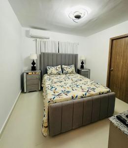 プンタ・カナにあるEpic Sun Luxury Apto Punta Canaのベッドルーム1室(ベッド1台、ナイトスタンド2台付)