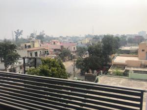 - Vistas a la ciudad desde la parte superior de un edificio en C T Heights Inn, en Bharatpur