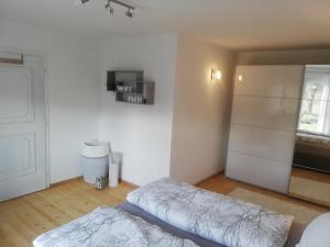 - une chambre avec un lit et un réfrigérateur dans l'établissement Ferienwohnung Bergnest, à Niederndorferberg