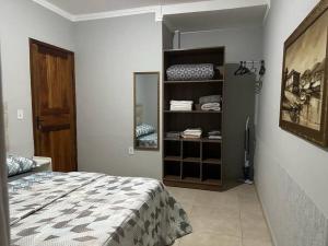 - une chambre avec un lit, un miroir et un placard dans l'établissement Apartamento mobiliado, à Porto Velho