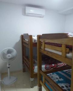 een kamer met 2 stapelbedden en een ventilator bij CASA FINCA PARA VACACIONAR in Turbaco