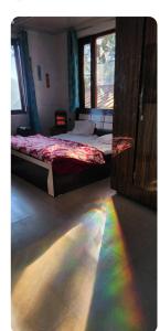 um quarto com uma cama com um arco-íris projectado no chão em On hills hotel em Mussoorie