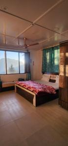 um quarto com uma cama grande num quarto em On hills hotel em Mussoorie