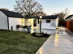 een huis met een door regen doordrenkte oprit ervoor bij Cottage in Lutz, Florida in Lutz