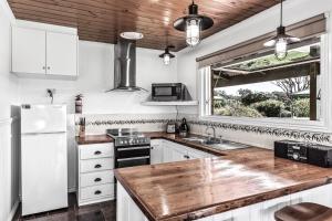 Kuchyň nebo kuchyňský kout v ubytování Apollo Bay Cottages- Marriners + 7 fotografií