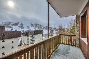 einen Balkon mit Blick auf einen schneebedeckten Berg in der Unterkunft Simona LuxuryApartment Few Steps From Ski - Happy Rentals in Sestriere
