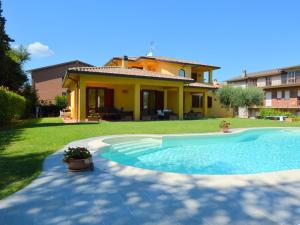 una casa con piscina en un patio en Pretty villa in Marsciano with nice garden and private pool en Marsciano