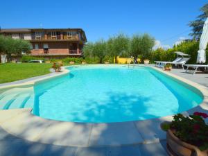 una gran piscina azul en un patio en Pretty villa in Marsciano with nice garden and private pool en Marsciano