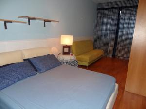 BelvedereにあるVilla Buonoのベッドルーム(ベッド1台、ソファ、ランプ付)