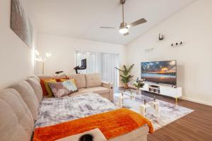 棕櫚海岸的住宿－Sunny Palm Coast: 3BR Harmony，带沙发和电视的客厅