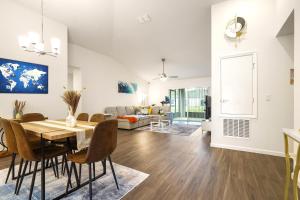 棕櫚海岸的住宿－Sunny Palm Coast: 3BR Harmony，用餐室以及带桌椅的起居室。