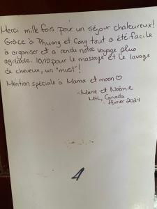 una nota escrita a mano en un lado de una nevera blanca en Viet Anh Homestay, en Ninh Binh