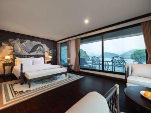 - une chambre avec un lit et une grande fenêtre dans l'établissement Era Premium Cruises Halong, à Hạ Long