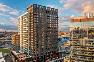 un montage d'un grand bâtiment dans une ville dans l'établissement Boston VIP Club Quarters by Orchard Group, à Cambridge