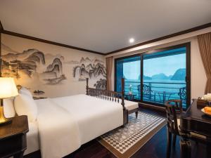 - une chambre avec un lit et une grande fenêtre dans l'établissement Era Premium Cruises Halong, à Hạ Long