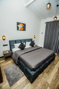 1 dormitorio con 1 cama grande en una habitación en The Castle By Scenic, en Weligama