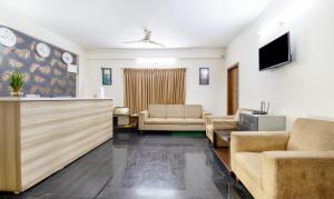 a waiting room with couches and a bar at Treebo RR Residency, Sanjay Nagar in Bengaluru