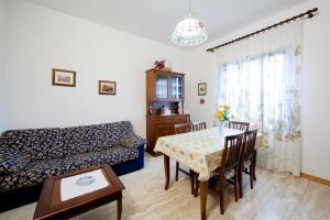 una sala de estar con una mesa y un sofá en Casa dei Pini, en Cortona